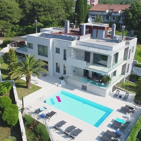 Villa Valsavia-Apt Monsena With Pool,Spa&Bike Depo